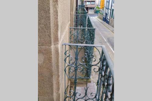 een balkon met een smeedijzeren leuning op een gebouw bij ***** Solaina das Burgas ***** en el Casco Viejo in Ourense