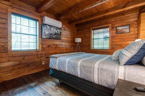 Ένα ή περισσότερα κρεβάτια σε δωμάτιο στο Aunt B's Cabin in the Woods @ The Overlook Cabins