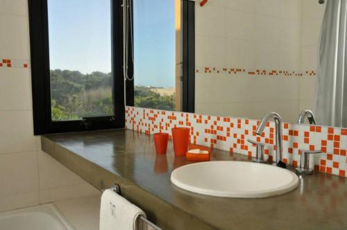 un bagno con lavandino e finestra di Dock Playa a Villa Gesell