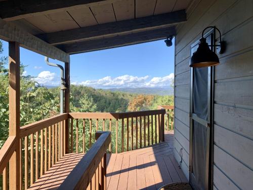 eine Veranda mit Bergblick in der Unterkunft Horsin Around Tennessee Cabin in Townsend