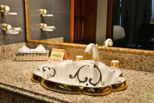 a bathroom counter with a sink in front of a mirror at Hotel Plaza Del Libertador in Tegucigalpa