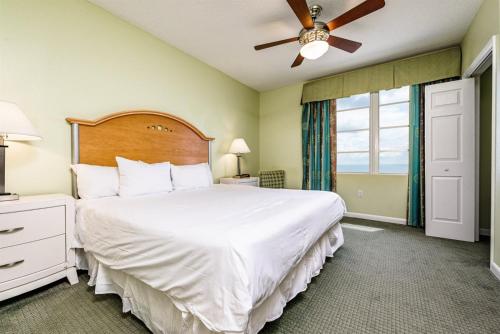 een slaapkamer met een groot bed en een plafondventilator bij Unit 2427 Ocean Walk - 2 Bedroom Ocean Front in Daytona Beach