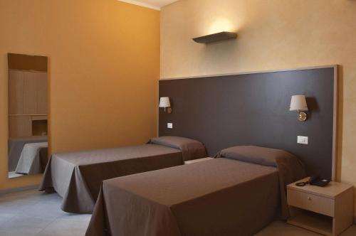 Habitación con 2 camas en una habitación en Silver Residence Hotel, en Bagnolo in Piano