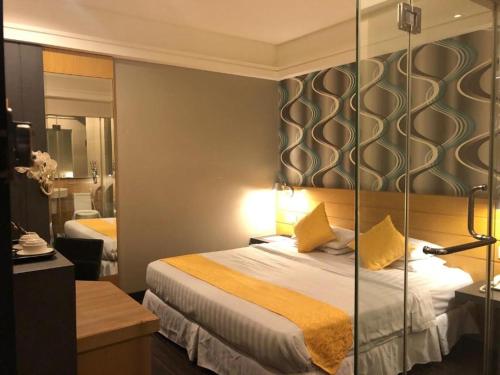 Una cama o camas en una habitación de De Hotel Ipoh