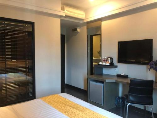 Una televisión o centro de entretenimiento en De Hotel Ipoh