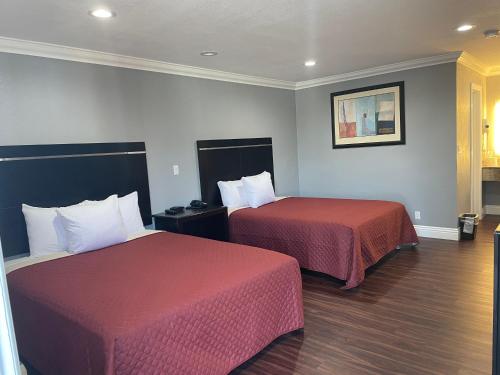 سرير أو أسرّة في غرفة في Legacy inn & suites
