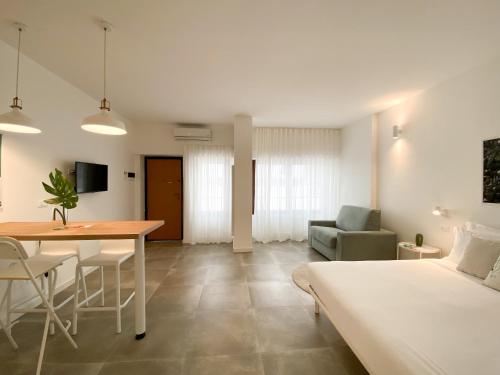 um quarto com uma cama, uma mesa e um sofá em Easy Milano Apartment Navigli em Milão