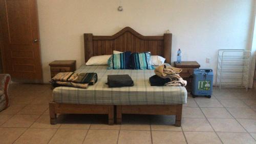 ein Schlafzimmer mit einem Bett mit Taschen darauf in der Unterkunft Casa en Cuautla para 16 personas in Cocoyoc