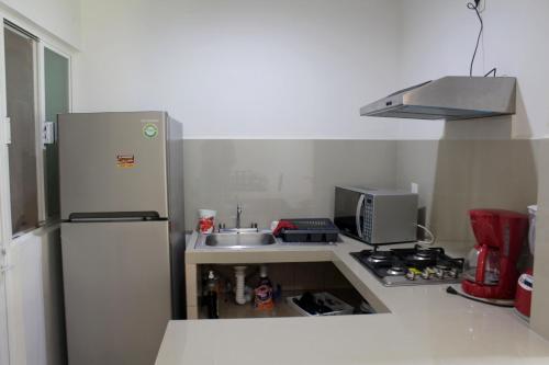a small kitchen with a sink and a refrigerator at Marina Diamante Planta Baja in Acapulco