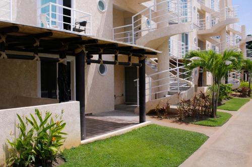 a building with a walkway in front of a building at Marina Diamante Planta Baja in Acapulco