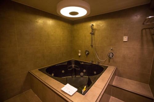Kylpyhuone majoituspaikassa Hotel Ava Cuneta