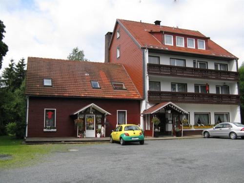 un coche amarillo estacionado frente a un edificio en Bio-Hotel Zum Forsthaus, en Altenau