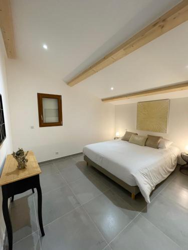a bedroom with a large white bed and a table at La Listrella Residence & Spa in Monticello