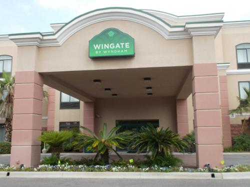 a rendering of the entrance to the wingate inn and suites at Wingate by Wyndham Destin in Destin