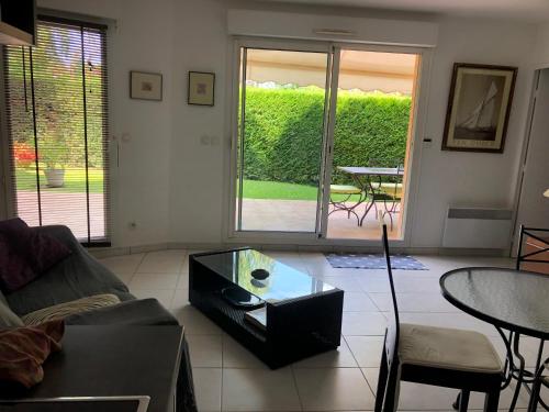 un salon avec un canapé et une table dans l'établissement PARC DE DIANE, à Antibes