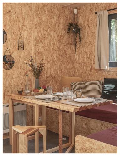 - une table en bois avec des assiettes et des verres dans l'établissement Volvic Organic Resort, à Volvic