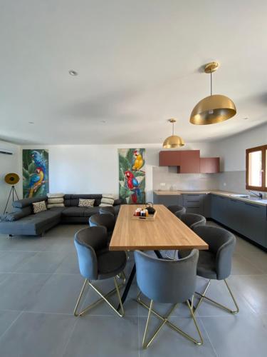 a living room with a wooden table and chairs at La Listrella Residence & Spa in Monticello