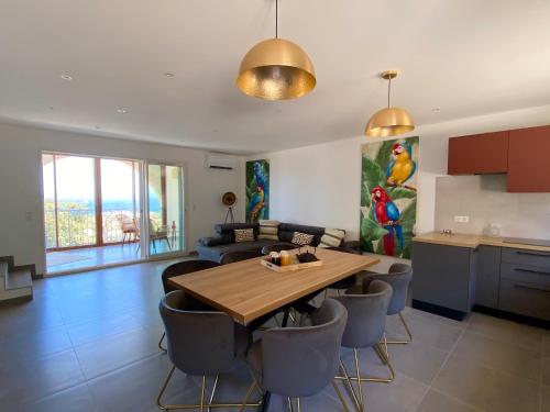 a kitchen and dining room with a table and chairs at La Listrella Residence & Spa in Monticello