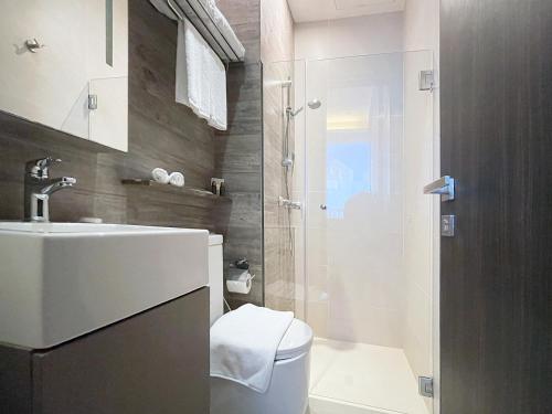 ein Bad mit einem WC, einem Waschbecken und einer Dusche in der Unterkunft Louis Kienne Serviced Residences - Havelock in Singapur