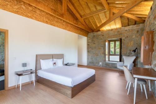 een slaapkamer met een bed en een bureau in een kamer bij Quinta do Passadiço in Lamego