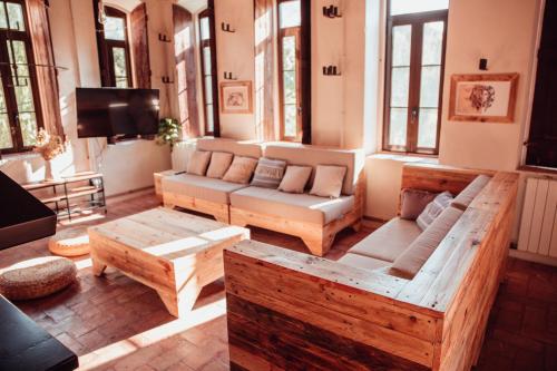 sala de estar con sofá y mesa de centro en El Molí Blanc, en Lavid