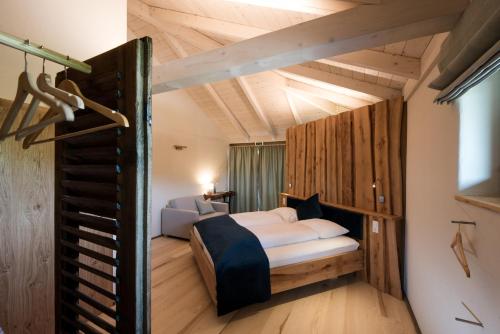 ein Schlafzimmer mit einem Bett in einem Zimmer in der Unterkunft Weingut Georgium in Sankt Georgen am Längsee