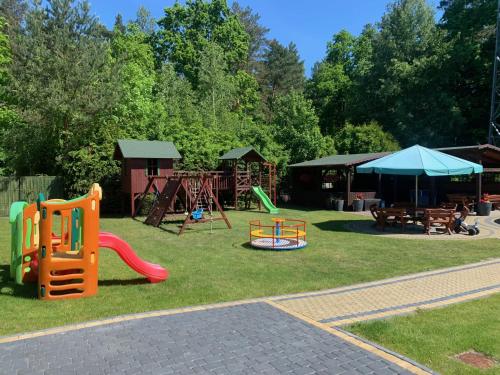 Ο χώρος παιχνιδιού για παιδιά στο Apartamenty Gajówka- rowery, plac zabaw, sauna, jacuzzi