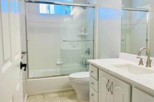 y baño con ducha, aseo y lavamanos. en Entire 3 bedroom house for 6 people Near SFO SF Bay Area Newly updated en San Bruno