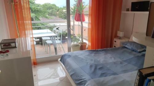 a bedroom with a bed and a balcony with a table at Golfo d'Oro in Ascona