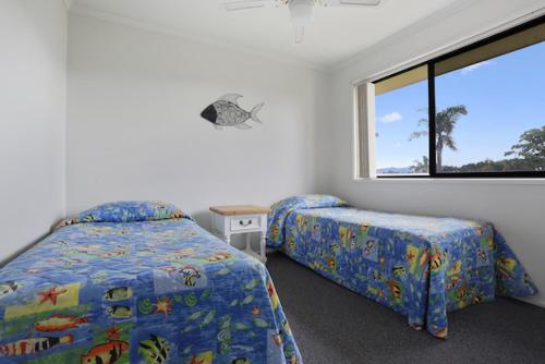 A bed or beds in a room at Ocean Drive Apartments