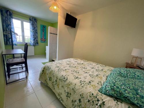 1 dormitorio con 1 cama, 1 silla y 1 ventana en Chambre d'hôte en Fay-les-Étangs