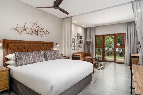 Una cama o camas en una habitación de Kruger Gate Hotel