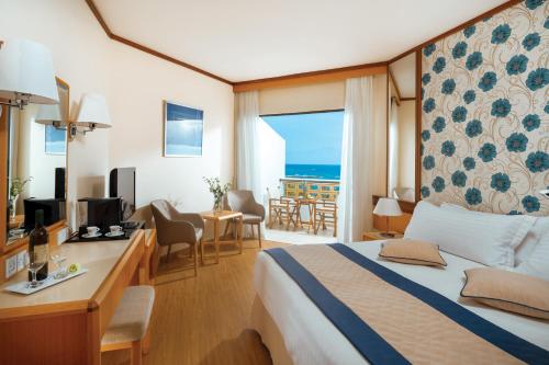 Postel nebo postele na pokoji v ubytování Constantinou Bros Athena Royal Beach Hotel