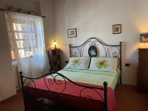 1 dormitorio con 1 cama con edredón rojo en Sharon House Via Del Chianti en Incisa in Valdarno