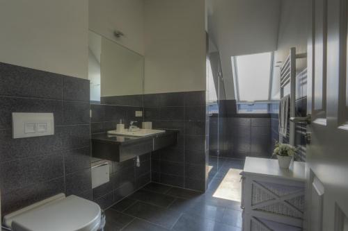 ベルガーエンデ・レートヴィッシュにあるVilla Namenlosのバスルーム(トイレ、洗面台、鏡付)