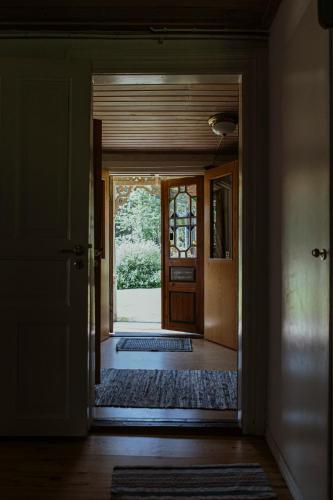 a hallway with a door and a window and a door sidx sidx at Kylås Vildmark in Skillingaryd