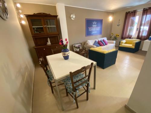 a living room with a table and chairs and a couch at ISCA BLUE BEACH Casa in Villa vicino al mare, sino a max 8 persone in Isca sullo Ionio