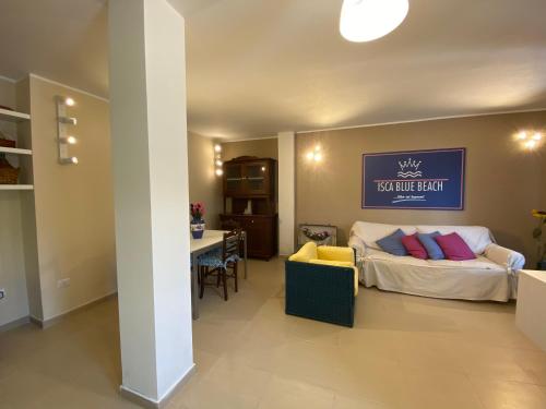 a room with a bed and a table and a dining room at ISCA BLUE BEACH Casa in Villa vicino al mare, sino a max 8 persone in Isca sullo Ionio