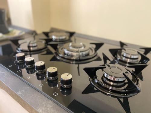 a stove top with four burners on top of it at ISCA BLUE BEACH Casa in Villa vicino al mare, sino a max 8 persone in Isca sullo Ionio