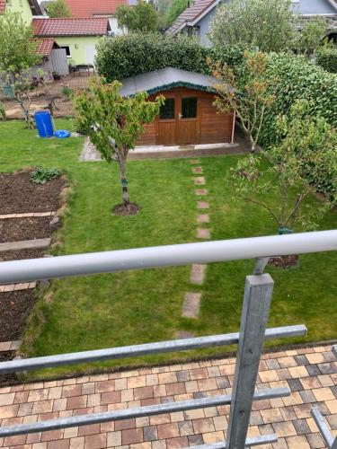 un jardin avec un arbre et une maison dans l'établissement Ferienwohnung Warthmann, à Schwanau