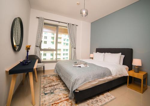 Postel nebo postele na pokoji v ubytování Nasma Luxury Stays - Fancy Apartment With Balcony Near Burj Khalifa