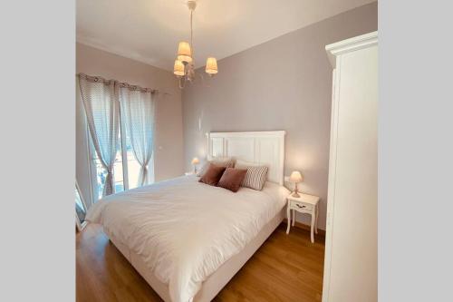 1 dormitorio con cama blanca y ventana en Casa del Sud en Apolakkiá