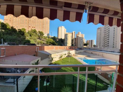 Vista sulla piscina di Apartamento en la Cala de Finestrat-Benidorm, Ilomar La Cala o su una piscina nei dintorni