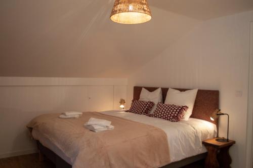 um quarto com uma cama com duas almofadas em Chalet Domisiladoré - chalet haut de gamme pour 10 adultes et 2 enfants à Châtel em Châtel