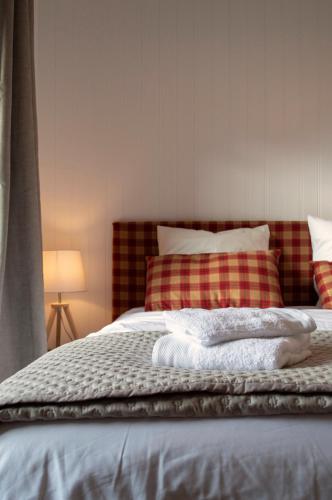 a bedroom with a bed with two towels on it at Chalet Domisiladoré - chalet haut de gamme pour 10 adultes et 2 enfants à Châtel in Châtel