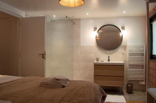 a bathroom with a bed and a mirror and a sink at Chalet Domisiladoré - chalet haut de gamme pour 10 adultes et 2 enfants à Châtel in Châtel