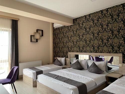 Postel nebo postele na pokoji v ubytování Kamar Hotel Ijevan