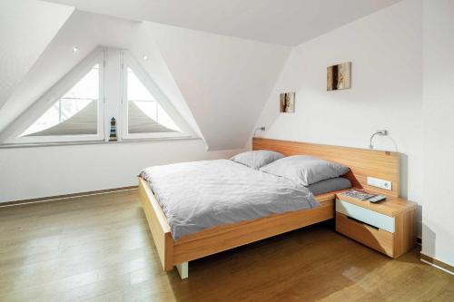 a bedroom with a bed and a window at Winkelschiffchen I mit Sauna in Juist