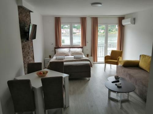 uma sala de estar com um sofá e uma mesa em Vila Leolaz em Višegrad