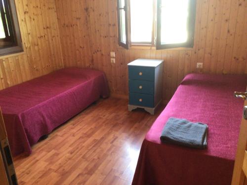 una habitación con 2 camas y un tocador. en casa peninsula caspe 1, en Caspe